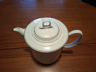 Cafetera de porcelana blanca marca Bidasoa