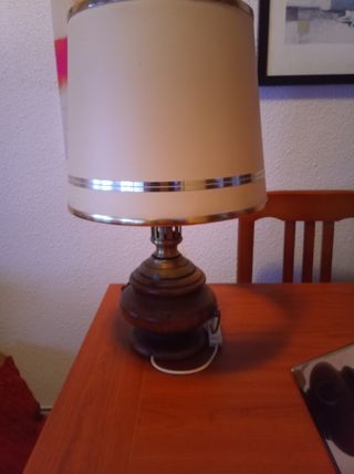 Lámpara de mesa madera y metal