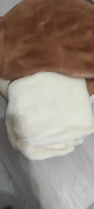 Cuscino cane peluche marrone e bianco