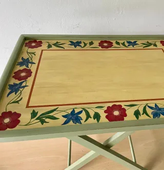 Mesa auxiliar pintada con flores