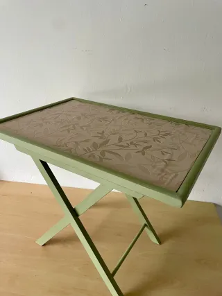Mesa auxiliar pintada con flores