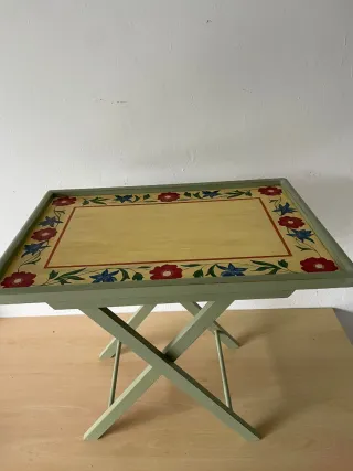Mesa auxiliar pintada con flores