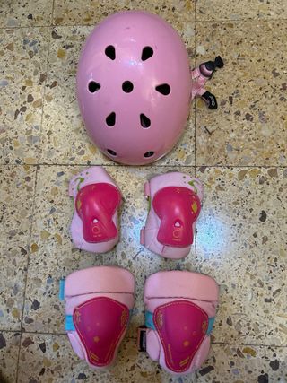 Patines en línea negros y rojos