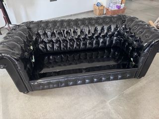 Sofá Chester Negro Piel Ideal bar de copas.
