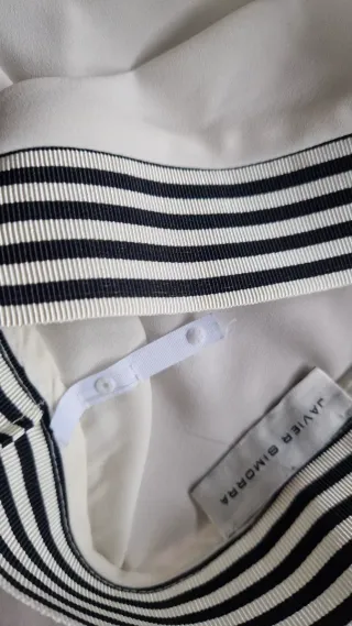 Camisa blanca con rayas negras