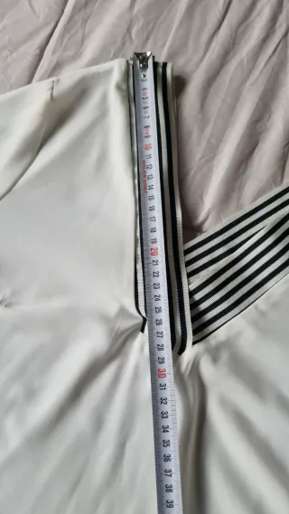 Camisa blanca con rayas negras