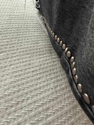 Pantalón Stradivarius negro con tachuelas T.36