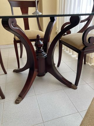Mesa y 4 sillas de caoba