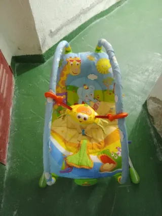 Balancín para bebé con arco de juegos