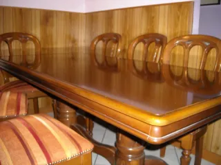 Tavolo in legno senza sedie