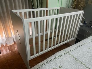 Cuna de bebé blanca con estrella