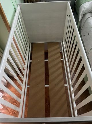 Cuna de bebé blanca con estrella