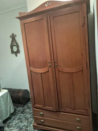 Guardaroba in legno massello