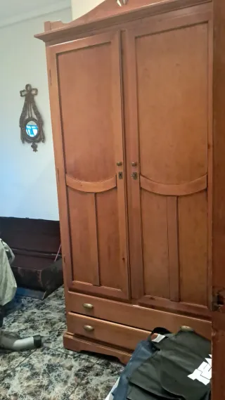 Guardaroba in legno massello