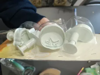 Set cucina: coltello, tagliere, pelapatate, stampi