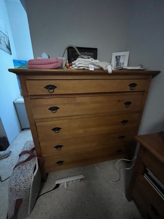 Cómoda de madera con 5 cajones