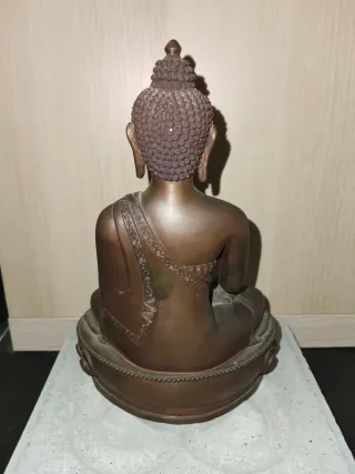 Buda de bronce sentado en loto