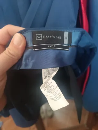 Traje de chaqueta azul con corbata roja, cinturón.