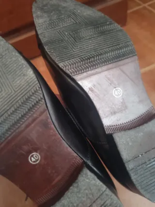 Traje de chaqueta azul con corbata roja, cinturón.