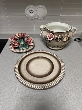 Sopera antigua de cerámica con rosas