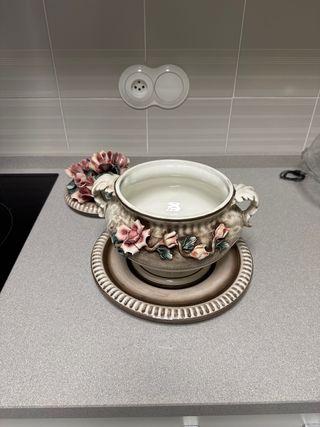 Sopera antigua de cerámica con rosas