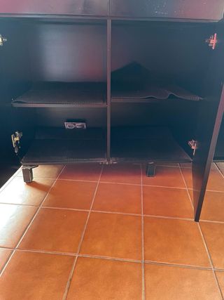 Mueble aparador negro en perfecto estado.