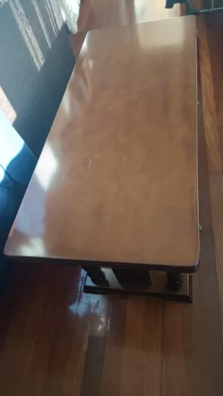 Mesa de salón de madera