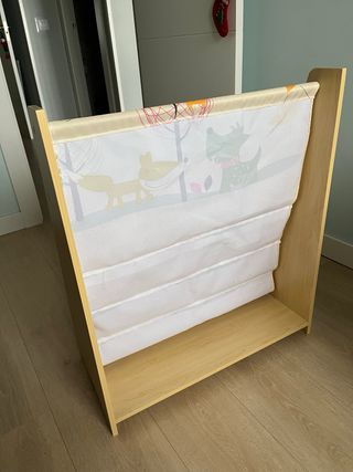 Estantería infantil de tela y madera.