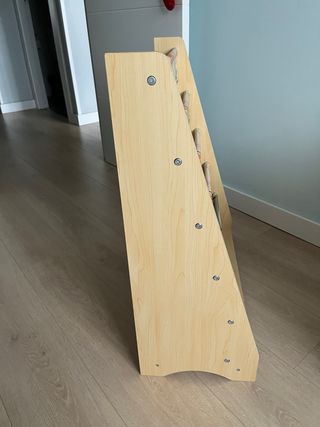 Estantería infantil de tela y madera.