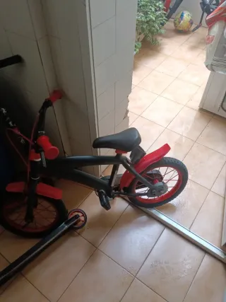 Bicicleta infantil roja y negra
