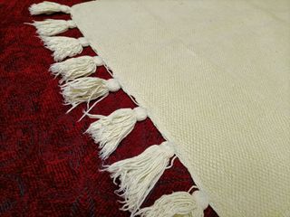 Alfombra de tela verde con flecos