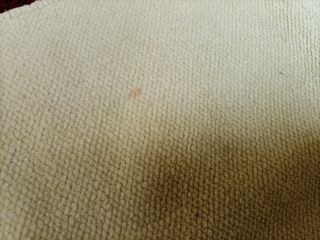 Alfombra de tela verde con flecos