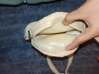 Bolso redondo de paja con mariposas