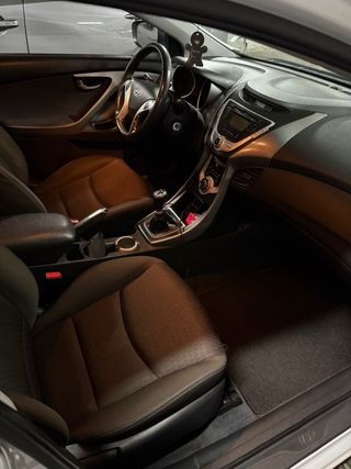 Hyundai Elantra 2012