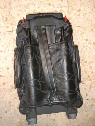 Mochila de cuero con ruedas