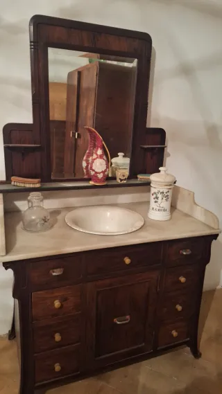 Tocador antiguo madera y mármol