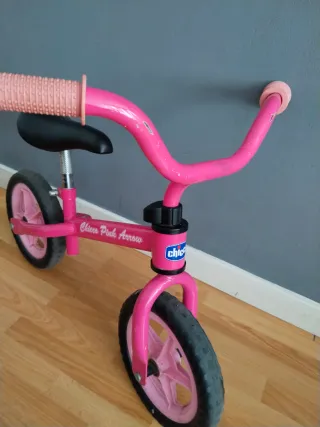 Bicicleta de equilibrio rosa Chicco.