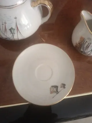 Tetera, plato y jarra de leche porcelana