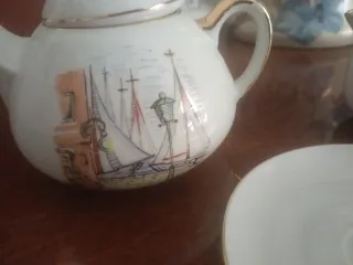 Tetera, plato y jarra de leche porcelana