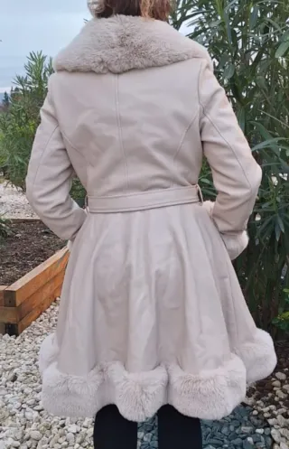 Elegante abrigo polipiel beige