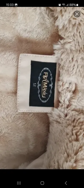 Elegante abrigo polipiel beige