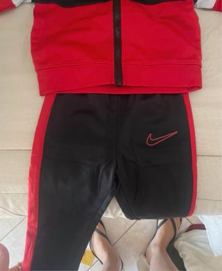 Tuta Nike bimbo rossa e nera