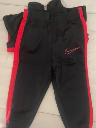 Tuta Nike bimbo rossa e nera