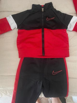 Tuta Nike bimbo rossa e nera