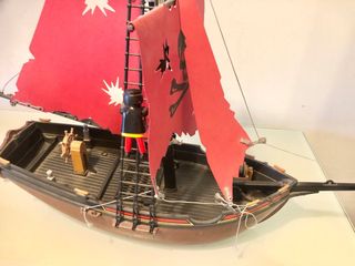 Barco Pirata Playmobil con Velas Rojas