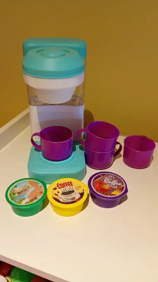 Cafetera de juguete con tazas y cápsulas