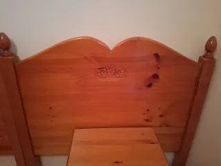 Cabezales y mesitas de madera rústicas