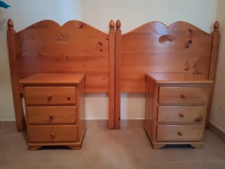 Cabezales y mesitas de madera rústicas