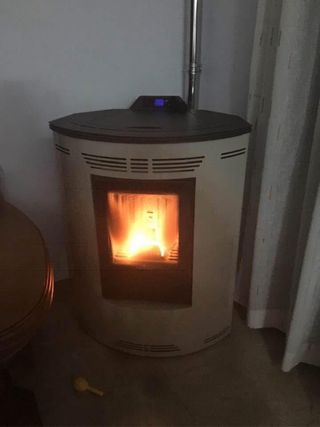Estufa de pellet beige y negra