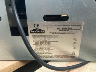 Estufa de pellet beige y negra